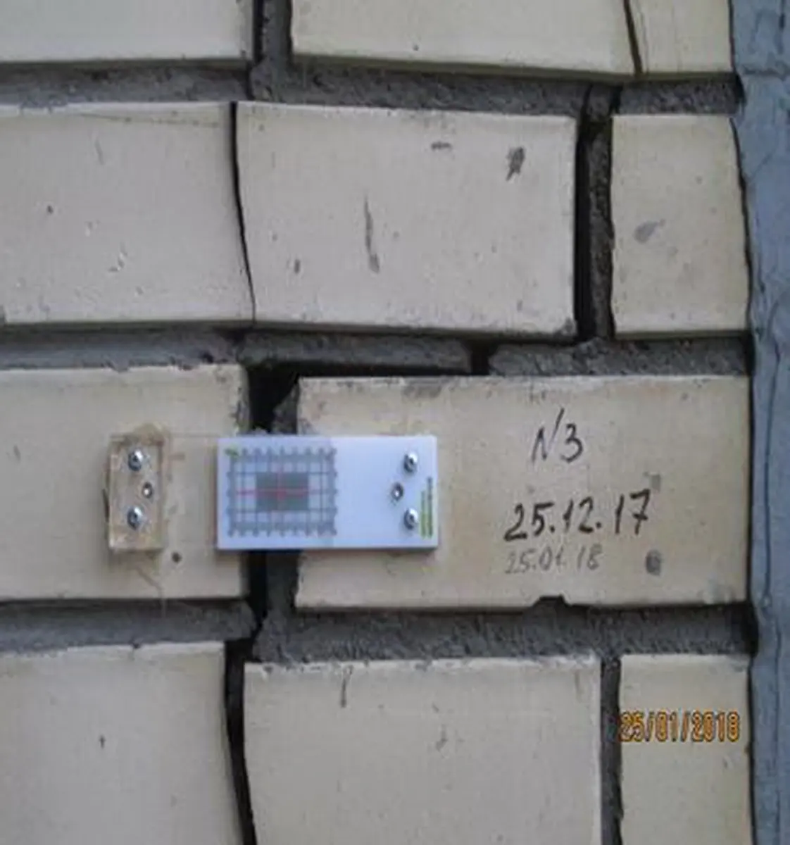 Фото 8: мониторинг раскрытия трещины в наружной стене