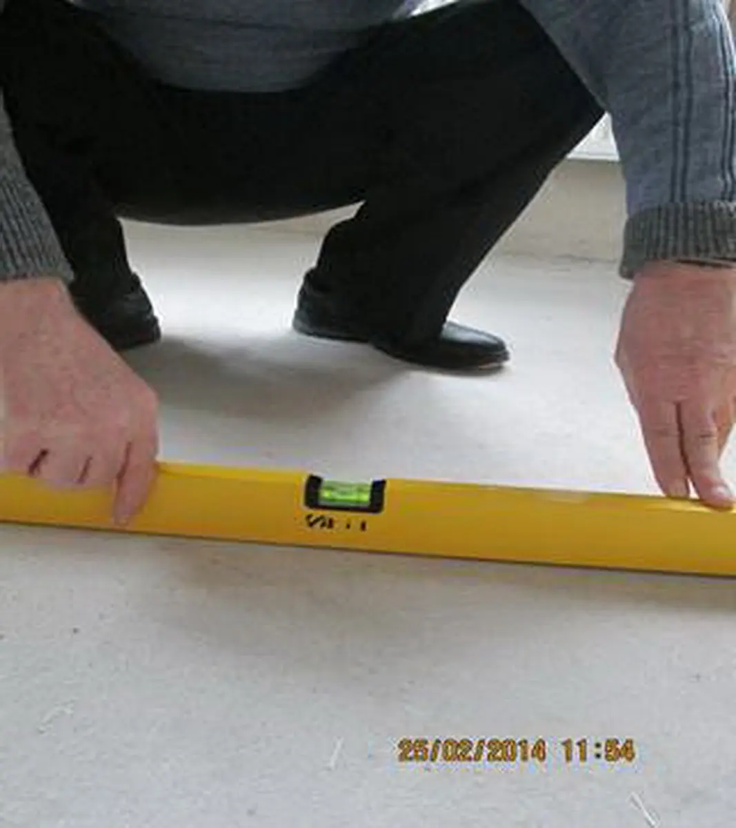 Обследование стяжки пола квартиры: фото с объекта